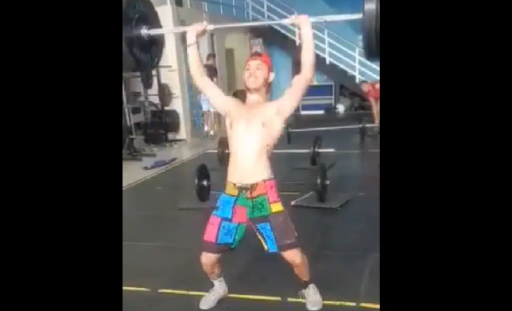 Atleta de crossfit derruba barra durante treino – Foto: Internet/Reprodu&ccedil;&atilde;o/ND