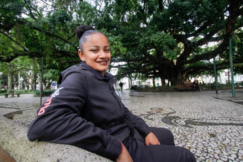 A praça 15 é parada obrigatória de muitos trabalhadores do centro para um descanso, a exemplo de Deise Henckel Barbosa – Foto: Leo Munhoz/ND