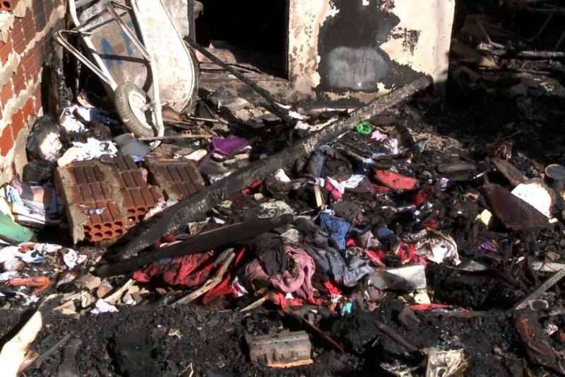 Inc&ecirc;ndio atingiu tr&ecirc;s resid&ecirc;ncias na zona Sul da cidade na noite de domingo (12) – Foto: Marcelo Thomazelli/NDTV