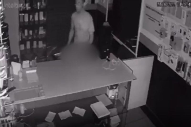 C&acirc;mera de seguran&ccedil;a flagrou o homem s&oacute; de cueca dentro da loja – Foto: Reprodu&ccedil;&atilde;o/ND