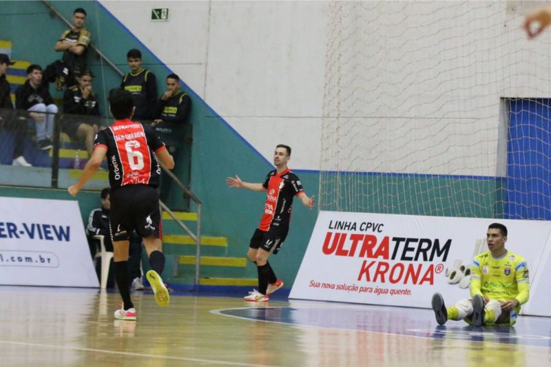 JEC Futsal voltou a vencer ap&oacute;s duas derrotas consecutivas e sobe para a vice-lideran&ccedil;a da Liga Nacional – Foto: Juliano Schmidt/JEC Futsal/Divulga&ccedil;&atilde;o/ND