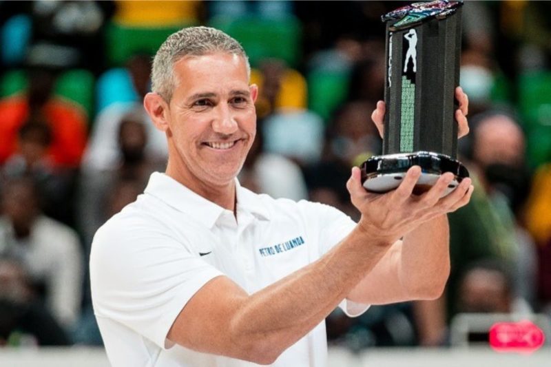 técnico da seleção brasileira, José Neto ergue troféu