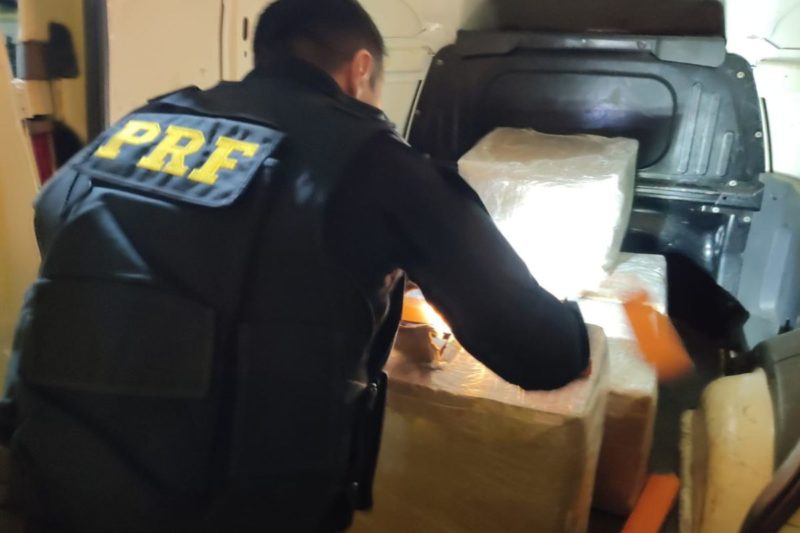 Droga estava em um furg&atilde;o dirigido por um adolescente de 17 anos – Foto: PRF/Divulga&ccedil;&atilde;o/ND