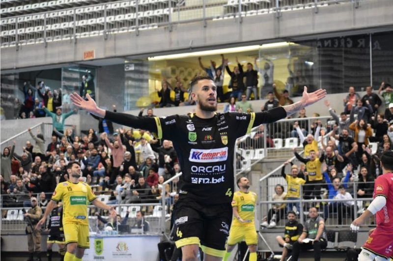 Jogando diante de sua torcida, o Jaragu&aacute; Futsal venceu o Praia Clube – Foto: Paulinho Sauer/Jaragu&aacute; Futsal
