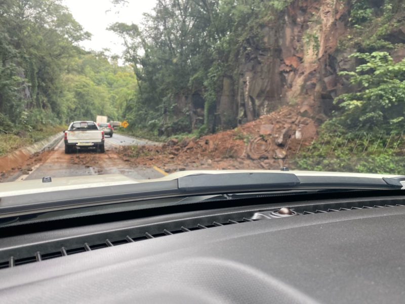 Deslizamento interdita pista na SC-283 – Foto: Ouvinte/Oeste Capital