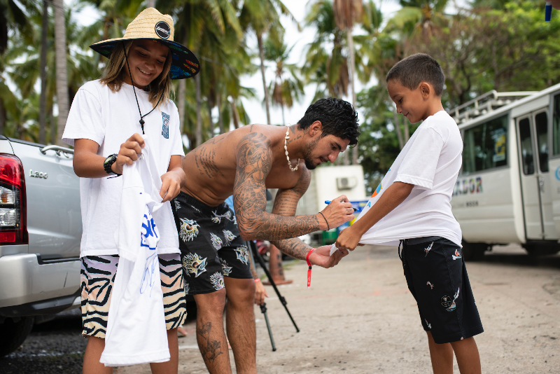 WSL El Salvador: Gabriel Medina, tricampe&atilde;o mundial, aproveitou o dia sem ondas e baterias e atendeu os f&agrave;s – Foto: thiago diz