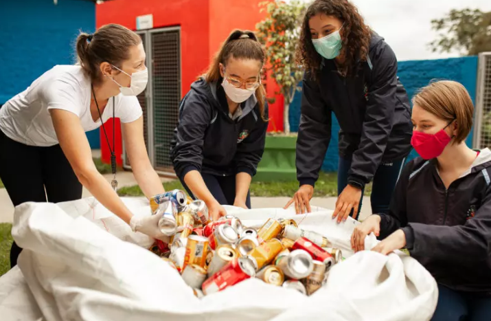 Alunas inseridas no processo de reciclagem, uma das atividades que devem ser incentivadas no Dia Mundial do Meio Ambiente