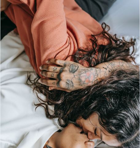 na hora do sexo &eacute; tamb&eacute;m importante prevenir gafes e desencantos, mas se acontecer por que n&atilde;o rir juntos (as) delas? – Foto: Divulga&ccedil;&atilde;o/Tim Samuel/Pexels/ND