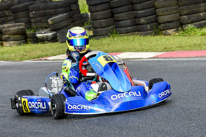 Pilotos de kart aceleram em corrida este fim de semana