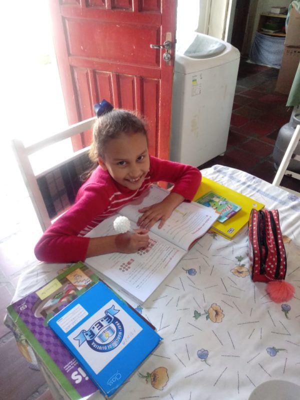 Eduarda passou seu primeiro e segundo ano do ensino fundamental estudando em casa &#8211; Foto: Arquivo Pessoal/Marcos Araújo/Divulgação/ND