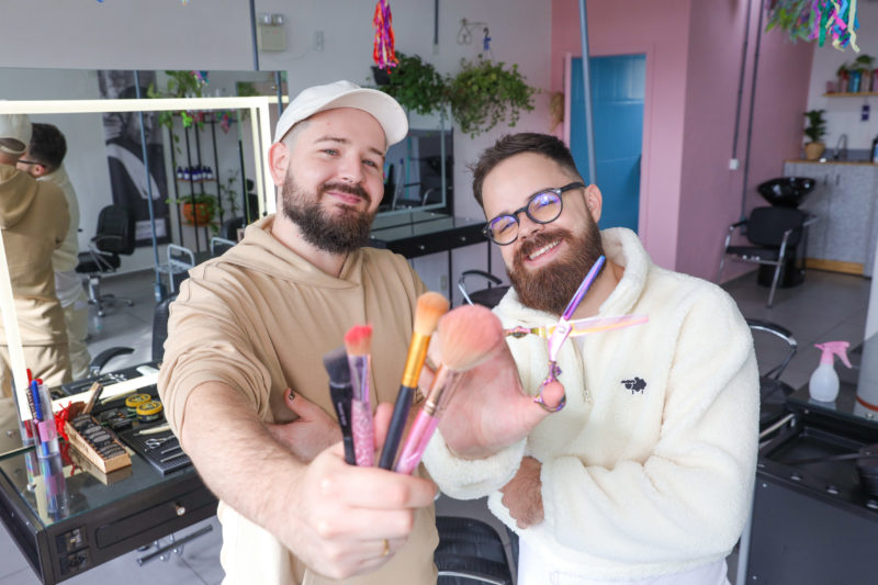Felipe e Di&oacute;genes abriram o neg&oacute;cio ap&oacute;s viverem situa&ccedil;&otilde;es desagrad&aacute;veis em barbearias tradicionais – Foto: Carlos Jr/ND