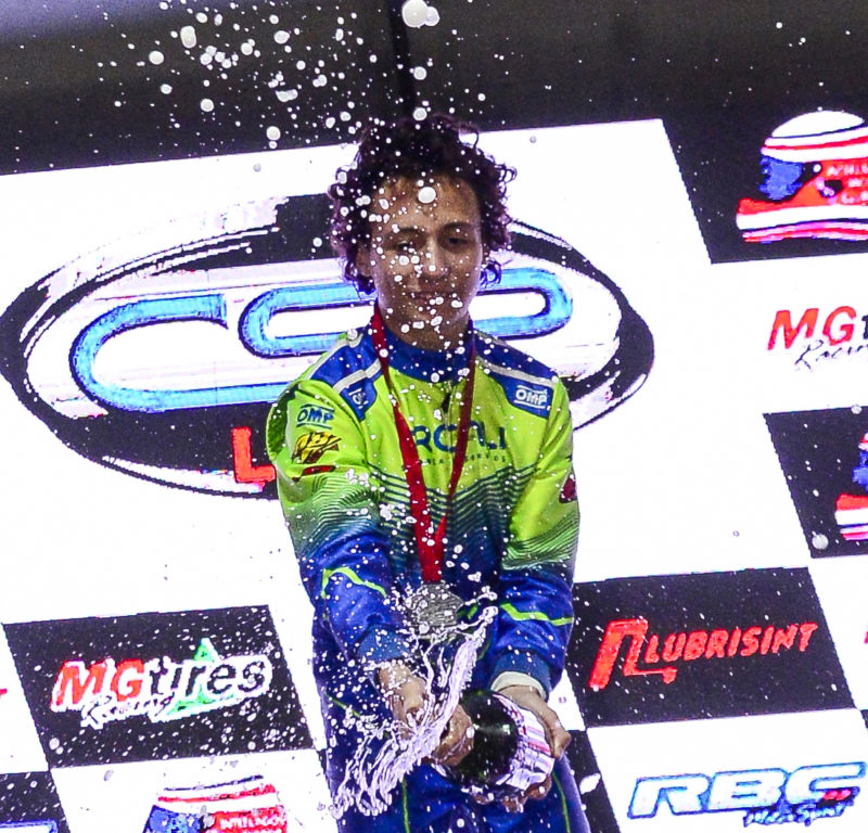 No lugar mais alto do pódio: Alfredinho Ibiapina é o sétimo na classificação geral da Copa São Paulo Light de Kart – Foto: Eni Alves