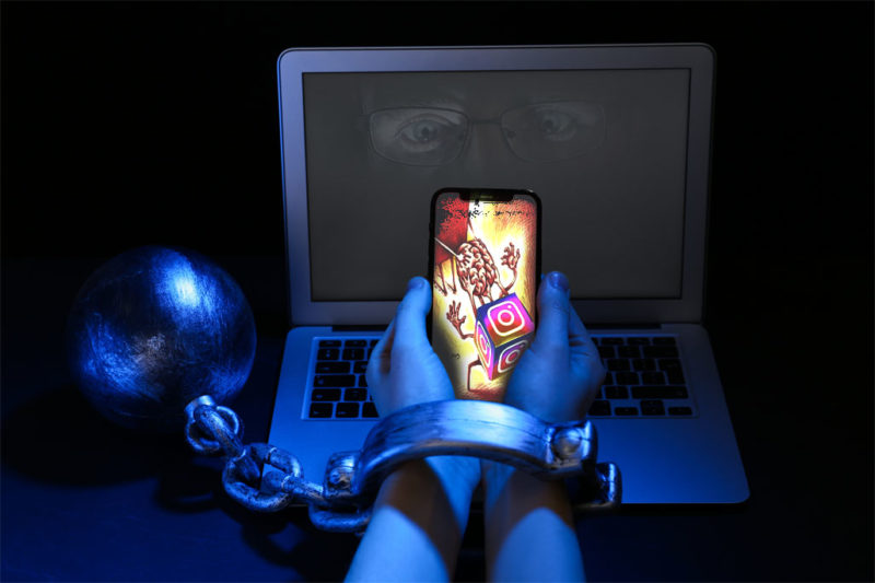 “Rob&ocirc;s humanos” se submetem a uma rotina extenuante frente a telas de smartphones e computadores – Arte: Gil Jesus/ND