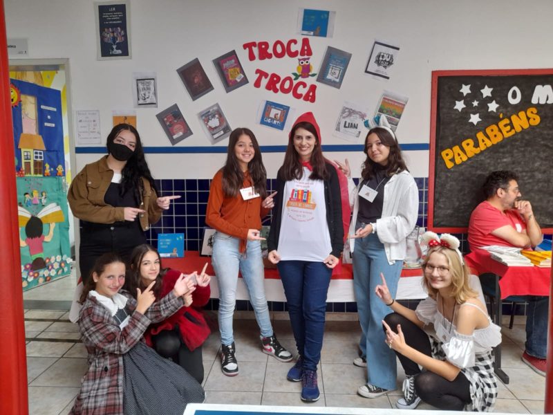 Alunos da turma da manhã e tarde em um dos projetos de incentivo à leitura