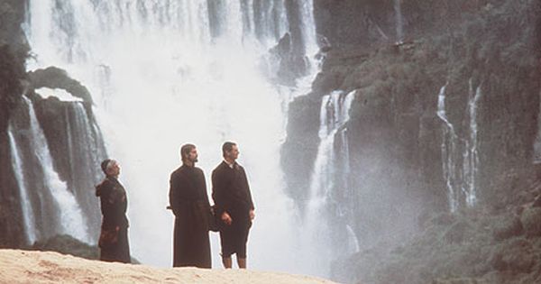 Cena de abertura do filme com Irons e Liam Neeson chegando ao Brasil – Foto: Goldcrest/Cannon/WB/Divulga&ccedil;&atilde;o