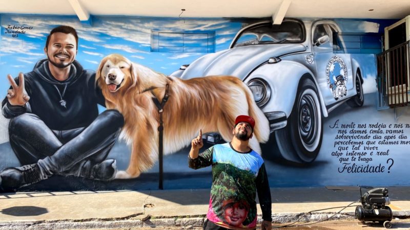 F&aacute;bio posa em frente ao seu trabalho em parede na cidade de Trindade – Foto: Arquivo Pessoal/Divulga&ccedil;&atilde;o/ND
