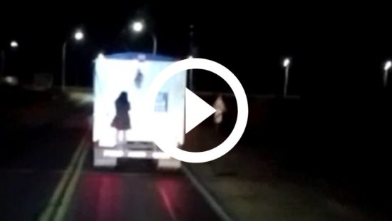 VÍDEO: Será um fantasma? Aparição curiosa bota medo em caminhoneiros na estrada
