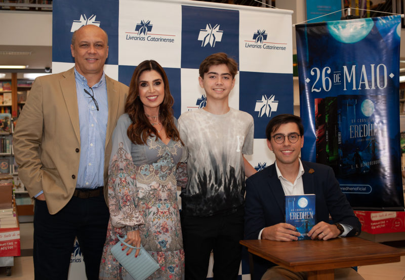 Com apenas 23 anos, o escritor Leonardo lança sua trilogia de fantasia para transportar através das suas crônicas seu leitores para o mundo da ficção