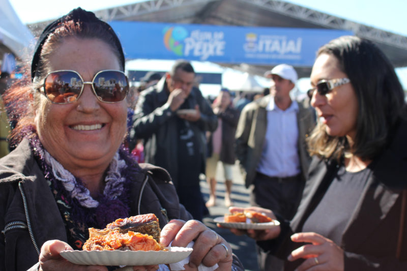 Imagem mostra mulher servida na última edição da Festa do Peixe de Itajaí