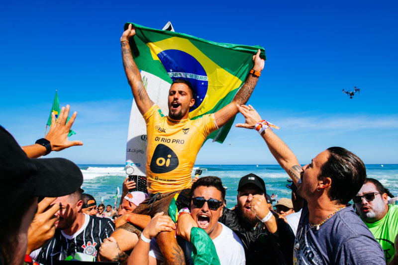 Festa verde e amarela com direito ao tricampeonato na etapa brasileira da WSL, a elite do Surf Mundial. Filipe Toledo &eacute; l&iacute;der do ranking e j&aacute; com a vaga garantida na etapa ‘Finals’ do circuito mundial – Foto: World Surf League/Thiago Diz