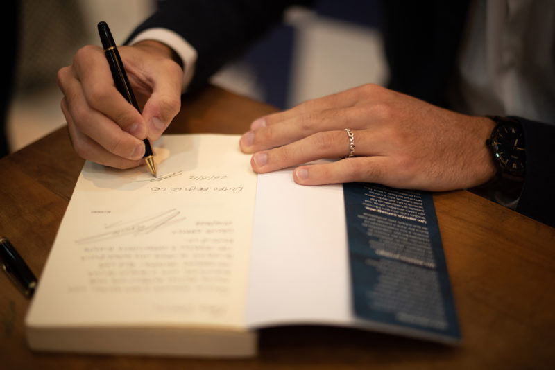 Com apenas 23 anos, o escritor Leonardo lança sua trilogia de fantasia para transportar através das suas crônicas seu leitores para o mundo da ficção