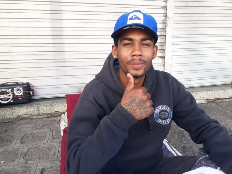 Homem em situa&ccedil;&atilde;o de rua encontra tr&ecirc;s iPhones na Rodovi&aacute;ria de Curitiba e procura Guarda para entregar aparelhos – Foto: Banda B/ND