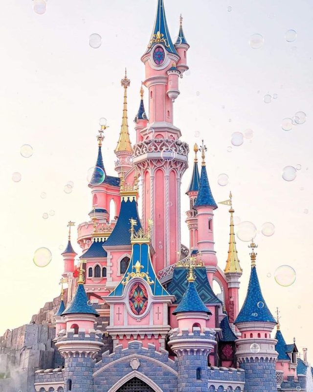 Castelo &eacute; um dos mais bonitos do parque de atra&ccedil;&otilde;es – Foto: @DisneylandParis/Twitter/Reprodu&ccedil;&atilde;o/ND