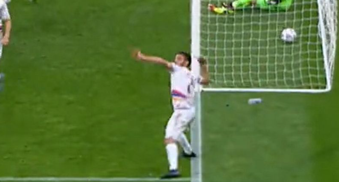 Lateral da Arm&ecirc;nia atirou garrafa no bandeirinha – Foto: Reprodu&ccedil;&atilde;o Twitter