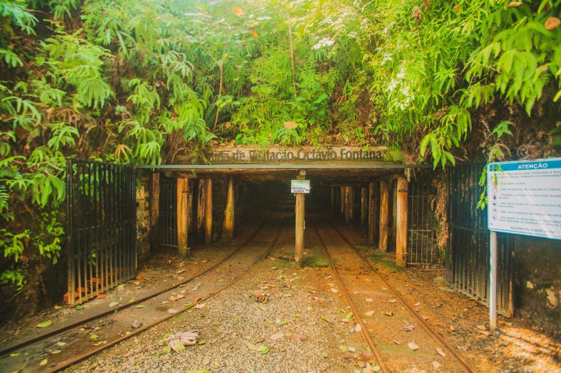 A imagem mostra a entrada da mina de visitação Octavio Fontana, em Criciúma