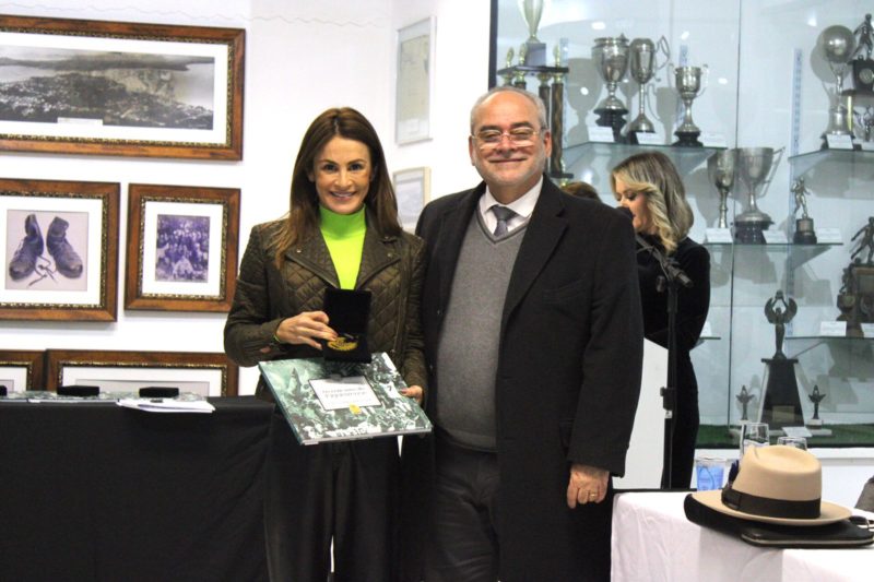 Gabriela Paula Santos, CEO da Formacco, recebe a homenagem do vice-presidente do Conselho Deliberativo do Figueirense Dr. Jorge Henrique Schaefer Martins. – Foto: Patrick Floriani/Figueirense/ND