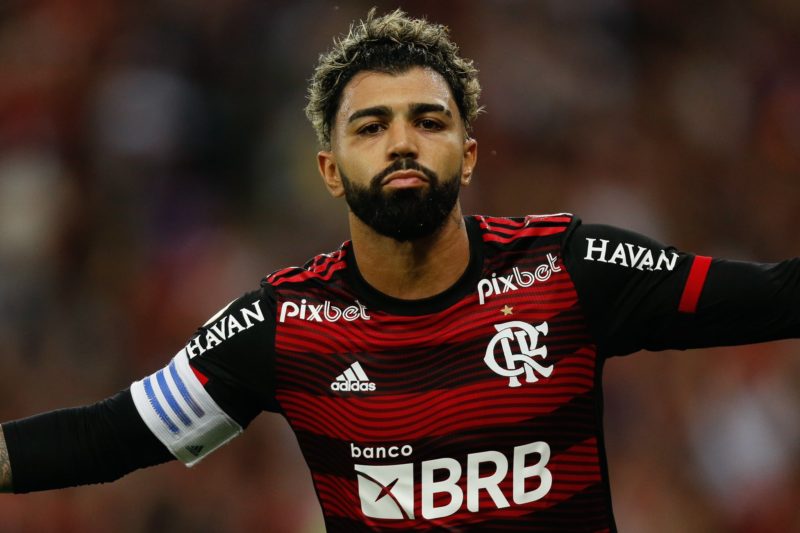 Gabigol festeja gol com a camisa do Flamengo, que pode ser trocada por outro clube em 2024