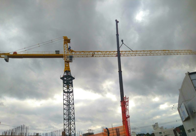 Uma grua gigante chama a aten&ccedil;&atilde;o &eacute; d&aacute; dimens&otilde;es do que ser&aacute; a nova obra na &aacute;rea de sa&uacute;de em Crici&uacute;ma no Sul de SC. – Foto: K&aacute;tia Farias