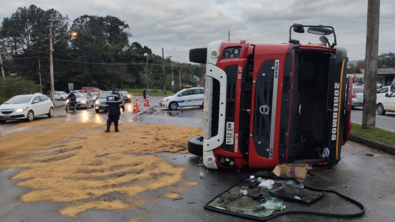 Um caminh&atilde;o do Corpo de Bombeiros Militar de Blumenau tombou na tarde desta ter&ccedil;a-feira (14). – Foto: Stev&atilde;o Limana/ND
