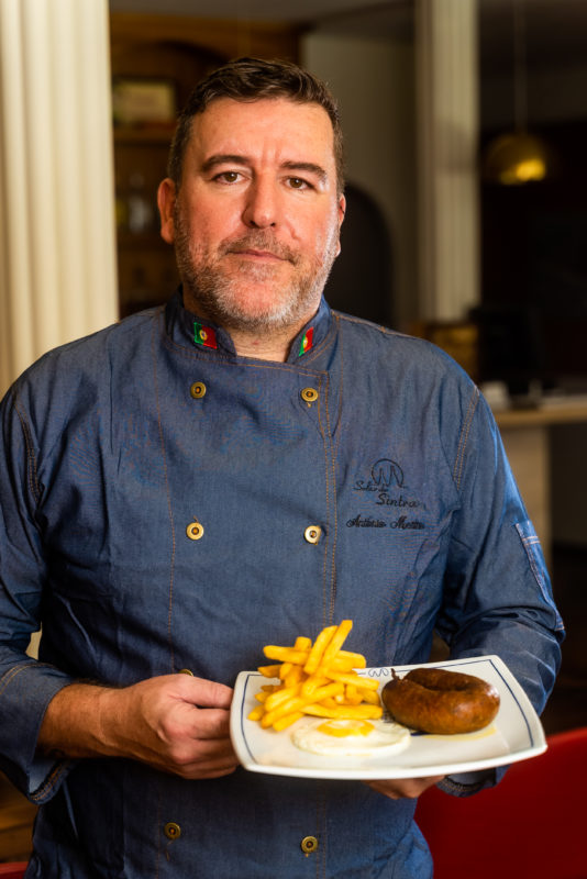 Chef Ant&ocirc;nio Mestre apresenta o prato principal do Solar de Sintra – Foto: Heitor Pergher