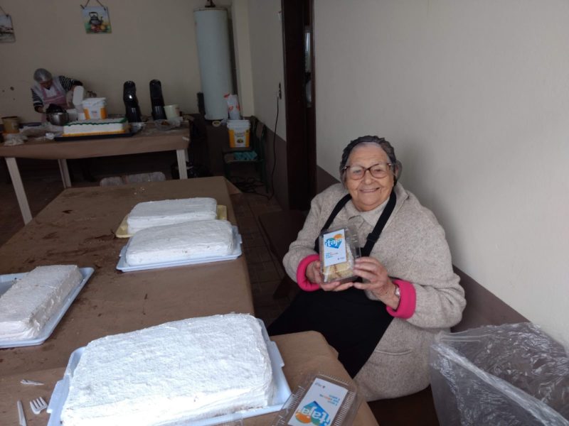 D. Hilda trabalhou por 23 anos na produ&ccedil;&atilde;o do bolo de anivers&aacute;rio de Itaja&iacute; &mdash; Foto: Arquivo pessoal/Reprodu&ccedil;&atilde;o