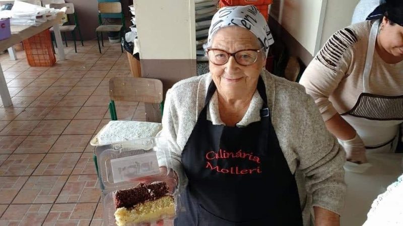 D. Hilda Molleri coordenou a produ&ccedil;&atilde;o do bolo de anivers&aacute;rio de Itaja&iacute; por 23 anos &mdash; Foto: Arquivo pessoal/Reprodu&ccedil;&atilde;o
