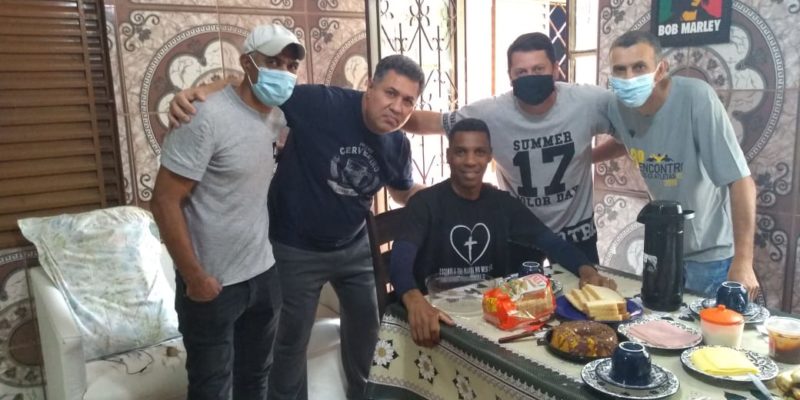 Lu&iacute;s Fernando estava sempre amparado pelos amigos que acompanhavam o seu drama – Foto: Valdinei Albino/ND