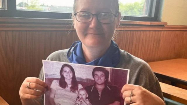 Holly Marie segura fotografia de quando era beb&ecirc; ao lado dos pais – Foto: Texas Attorney General Office/Divulga&ccedil;&atilde;o/ND