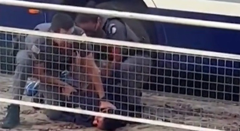 Homem &eacute; preso ap&oacute;s matar tr&ecirc;s passageiros em Piracicaba (SP) – Foto: Reprodu&ccedil;&atilde;o/Record TV/Divulga&ccedil;&atilde;o/NDTV