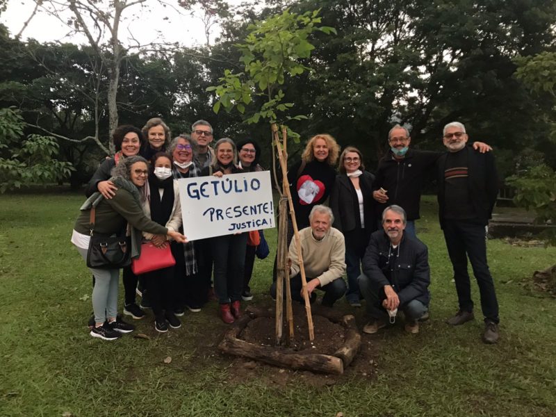 Colegas prestaram homenagem ao professor plantando uma árvore no bosque da UFSC &#8211; Foto: Arquivo Pessoal/Divulgação