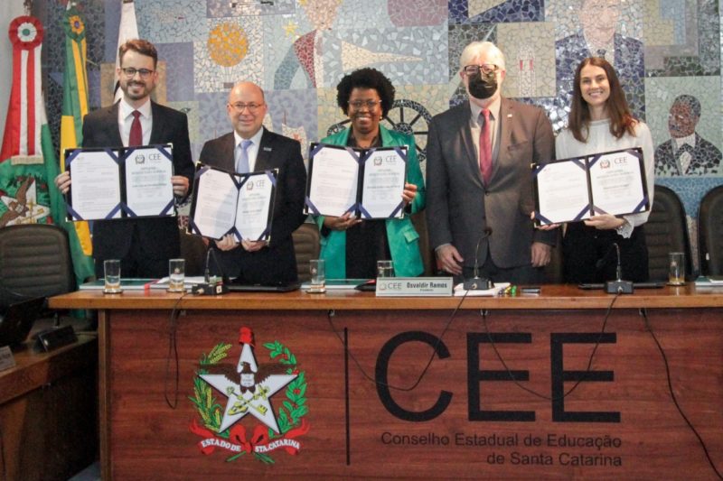 Os homenageados pelo Conselho Estadual de Educa&ccedil;&atilde;o – Foto: Leo Munhoz/ND