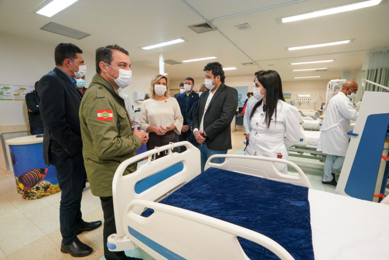 Carlos Mois&eacute;s anunciou abertura de novos leitos em visita a Joinville – Foto: Ricardo Wolffenb&uuml;ttel/Governo de SC