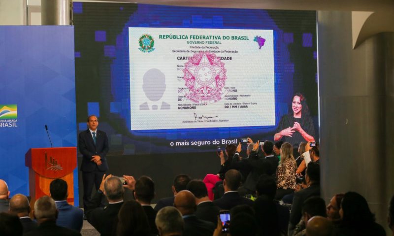 O presidente Jair Bolsonaro participa de cerimônia de emissão das novas carteiras de identidade nacional nos estados e do lançamento do novo passaporte do Brasil &#8211; Foto: Fabio Rodrigues-Pozzebom/ Agência Brasil/ND