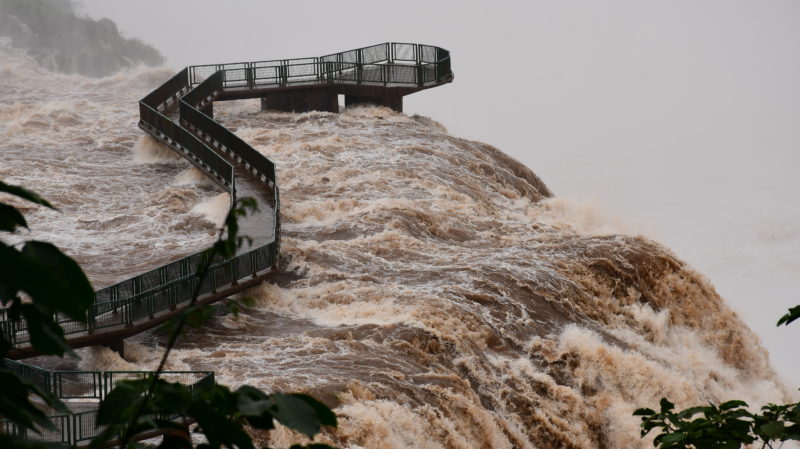 Cataratas do Iguaçu com vazão de água alta