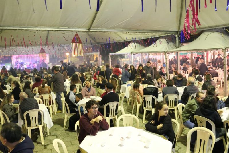 Festa da Sant&iacute;ssima Trindade, tamb&eacute;m conhecida como Festa da Laranja, atrai milhares de pessoas da Ilha e do Continente – Foto: Par&oacute;quia Sant&iacute;ssima Trindade/Divulga&ccedil;&atilde;o/ND