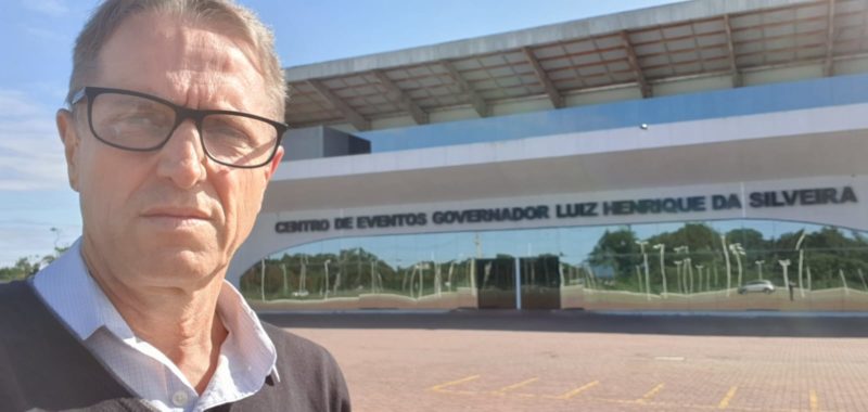 Luiz C&eacute;sar Costa diante do Centro de Eventos Luiz Henrique, em Canasvieiras: elefante branco – Foto: Divulga&ccedil;&atilde;o/ND