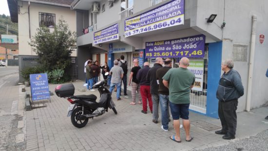 Local pé quente, avisa dono de lotérica de Curitiba após aposta levar  bolada