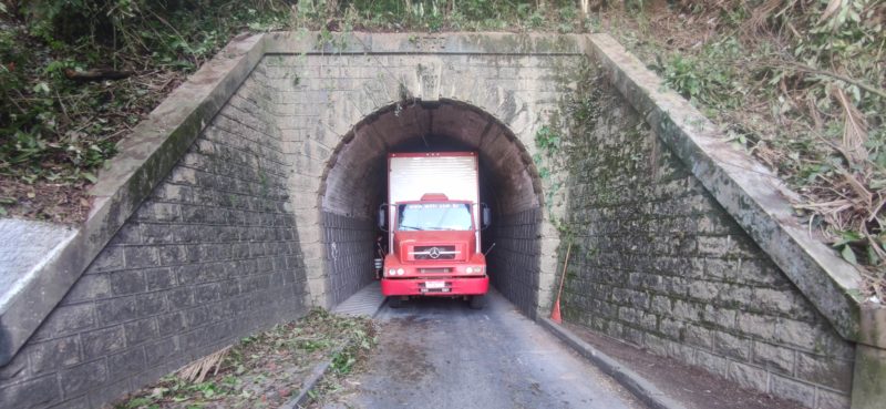 Caminhão fica preso no túnel da Ponte de Ferro na tarde desta terça-feira (28) – Foto: Rodrigo Vieira/NDTV