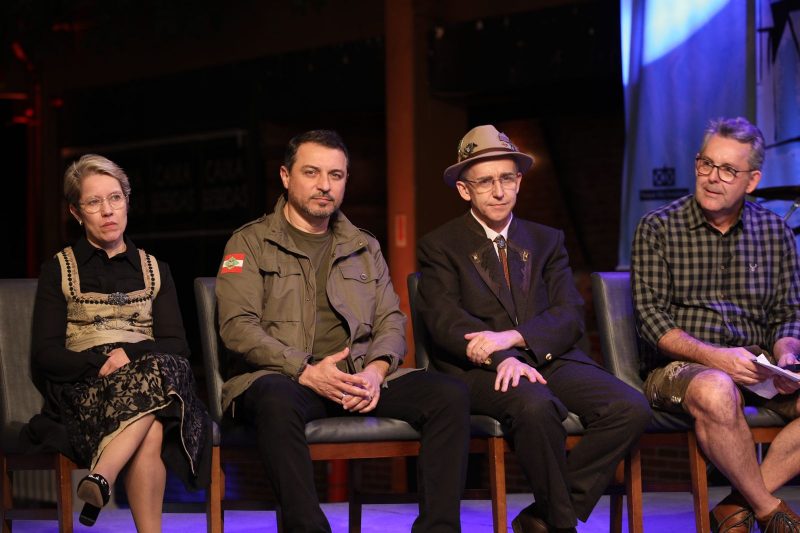 O prefeito M&aacute;rio Hildebrandt, a vice-prefeita Maria Regina Soar e o secret&aacute;rio de Turismo e Lazer e presidente do Parque Vila Germ&acirc;nica, Marcelo Greuel comandaram o evento, que contou com a participa&ccedil;&atilde;o do governador Carlos Mois&eacute;s, acompanhado de secret&aacute;rios de estado. – Foto: Daniel Zimmermann