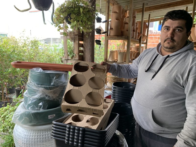 O comerciante Diogo encaminha para a reciclagem caixas de papelão e plásticos – Foto: Divulgação